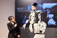 左から渋谷慶一郎、アンドロイド・マリア（撮影：福家信哉）