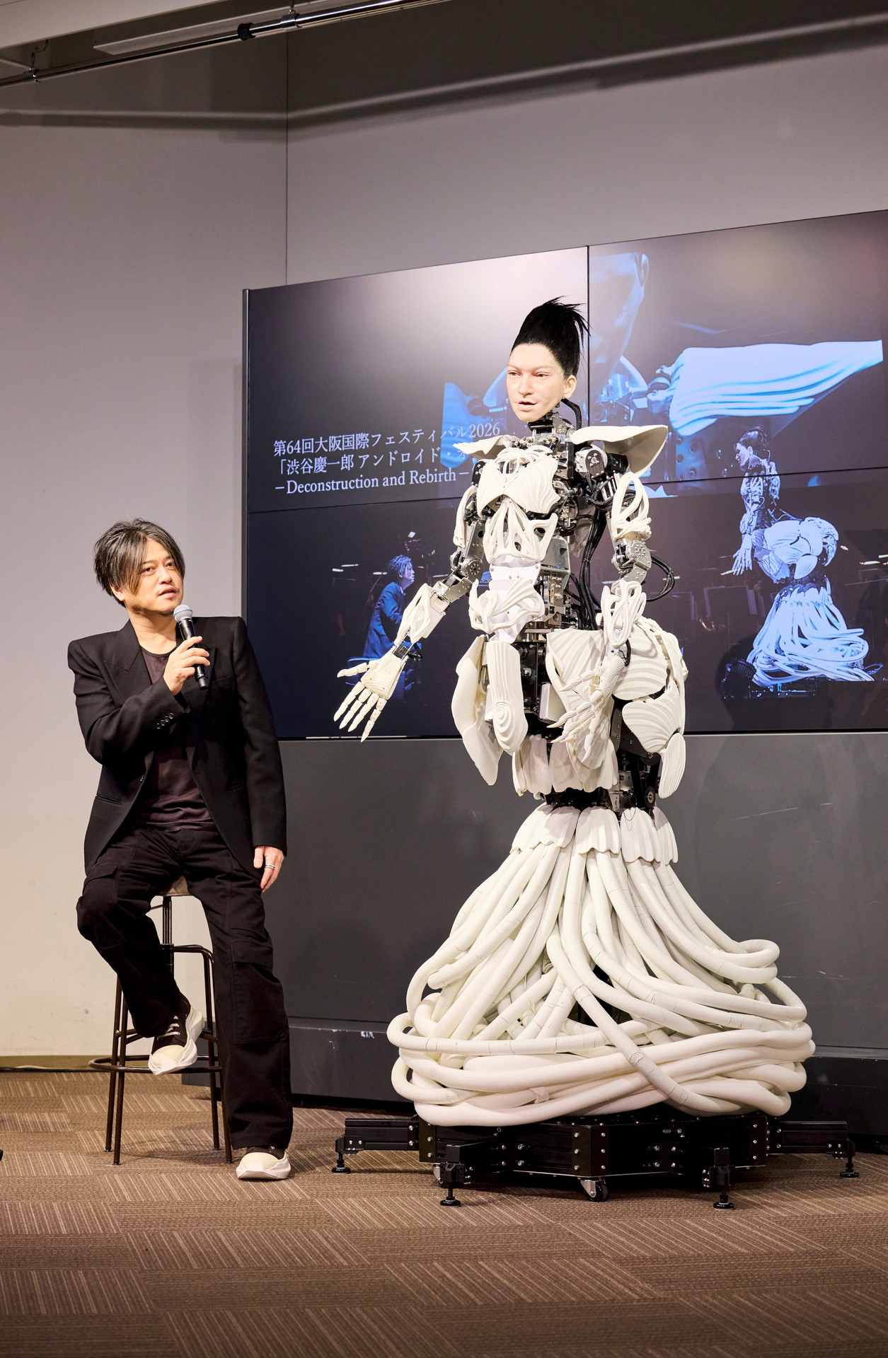 左から渋谷慶一郎、アンドロイド・マリア（撮影：福家信哉）