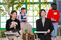 手前左から、出口夏希、朝日奈央