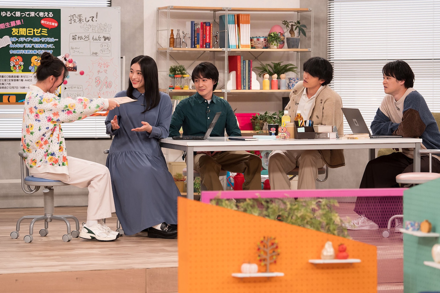 オズワルド伊藤がアシスタント、本田響矢と「とまどい就活生のビズワード講座」学ぶ