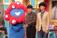 ミャクミャク（左）とトリオ漫才を披露するたくろう