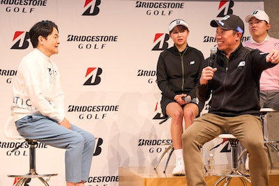 千鳥ノブと堀川未来夢選手（手前右）