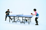 卓球で対決するBKBと斎藤宏介
