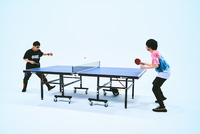 卓球で対決するBKBと斎藤宏介