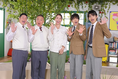 MC陣とゲストの滝沢カレン（中央）