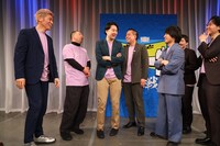 囲み取材の様子 ©吉本興業