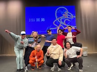 野澤輸出脚本演劇「回路」の上演を終えたカゲヤマ益田ら出演者たち（写真提供：YOSHIMOTO ROPPONGI THEATER）