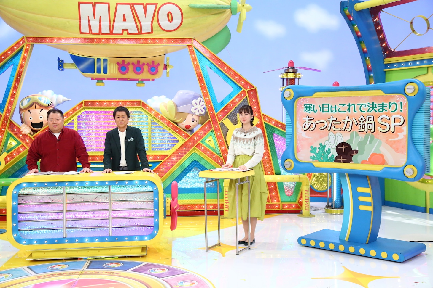 左からブラックマヨネーズ、高橋真理恵アナウンサー