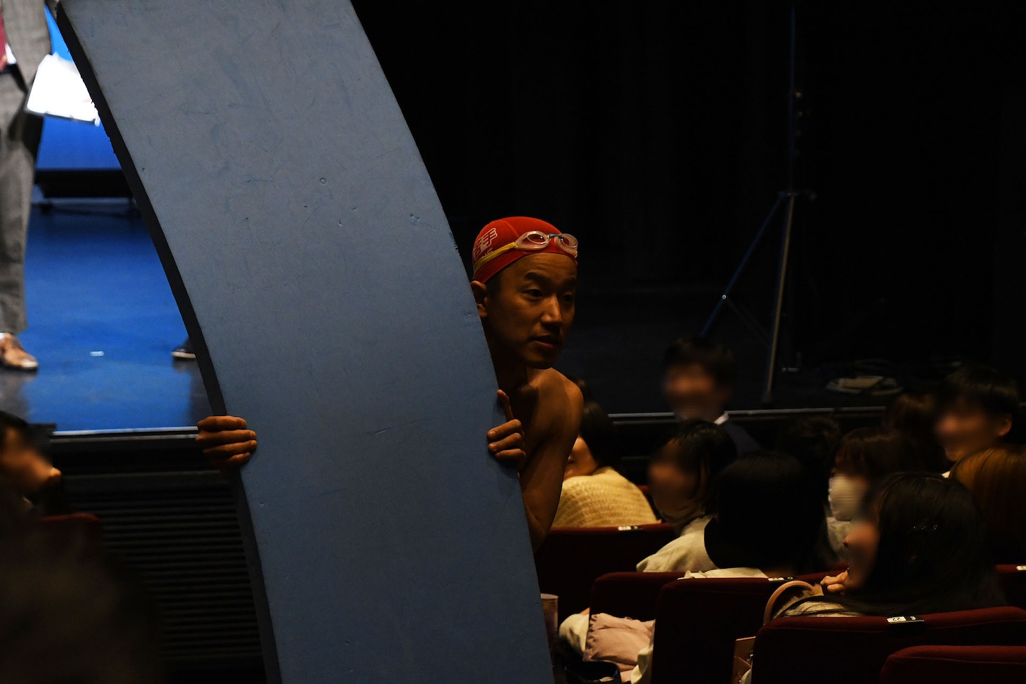 ランジャタイ国崎に言われ、客席に降りてネタを披露する本多スイミングスクール