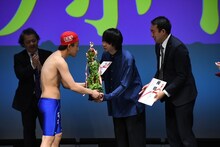 同じ出場者だったはずの本多スイミングスクールからトロフィーを受け取るヤッホイ