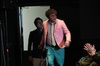 手錠をしたまま登場するマユリカ