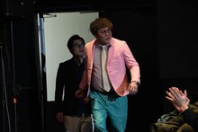 手錠をしたまま登場するマユリカ