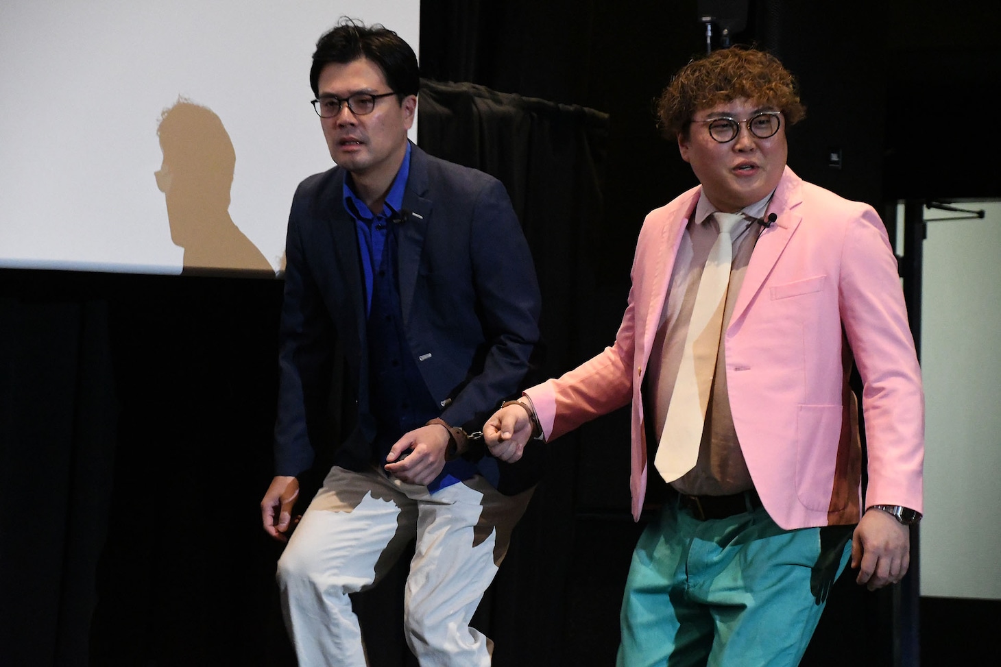 手錠をしたまま登場するマユリカ