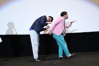 漢字ジェスチャーゲームに挑戦するマユリカ。これは「羽」