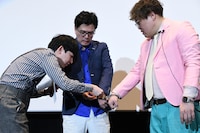 ミッションクリアで手錠の鍵を外してもらうマユリカ