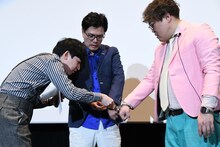 ミッションクリアで手錠の鍵を外してもらうマユリカ