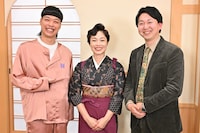 女将・有働由美子とお客様・バッテリィズ