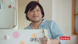 「日清のどん兵衛」のCM「朝はどん！どんどどん！」編に出演するハリウッドザコシショウ