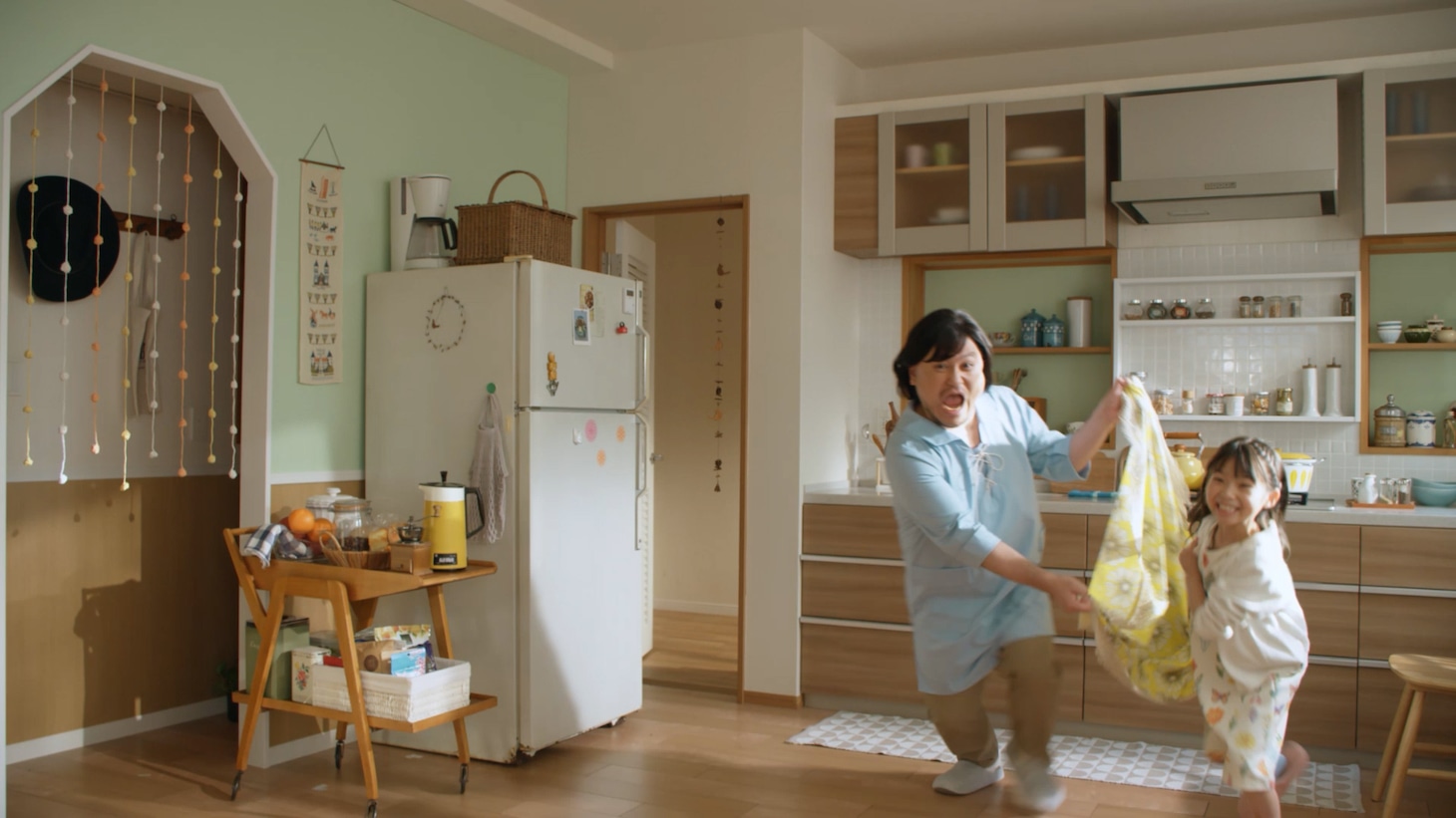 ザコシ「日清のどん兵衛」CMで力強く歌う　フジパン「本仕込み」のオマージュ