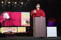 「エール！心の当たり前」コーナーを前に“マッチョパウダー”を用いて怪しい行動に出る野田クリスタル