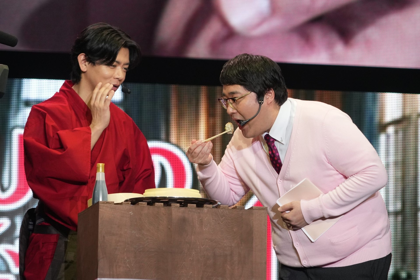 野田の母が手作りした“シウマイ”をステージ上で試食する場面