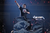 トロッコのマグロ号に乗って横アリを1周する村上