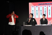 たくろうの優勝を確信し、ジャケットを着た場面を再現するウエストランド井口