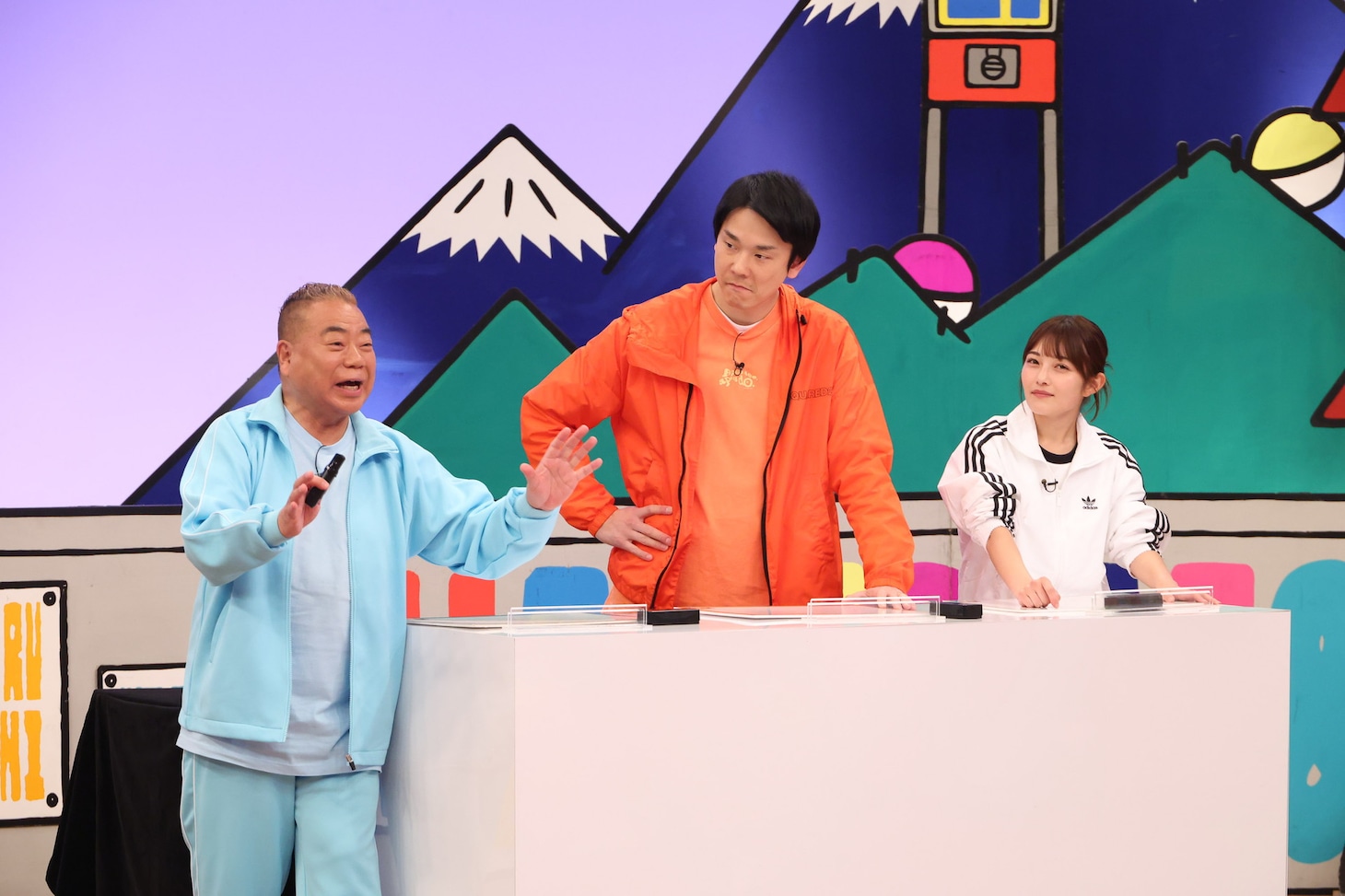 左から出川哲朗、かまいたち濱家、井上咲楽