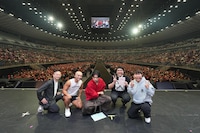 手前左から清水久詞アナ、リボルバー・ヘッド、マヂカルラブリー、FUJIWARA藤本と、1万人を動員した横浜アリーナの客席