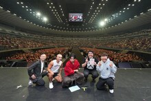 手前左から清水久詞アナ、リボルバー・ヘッド、マヂカルラブリー、FUJIWARA藤本と、1万人を動員した横浜アリーナの客席