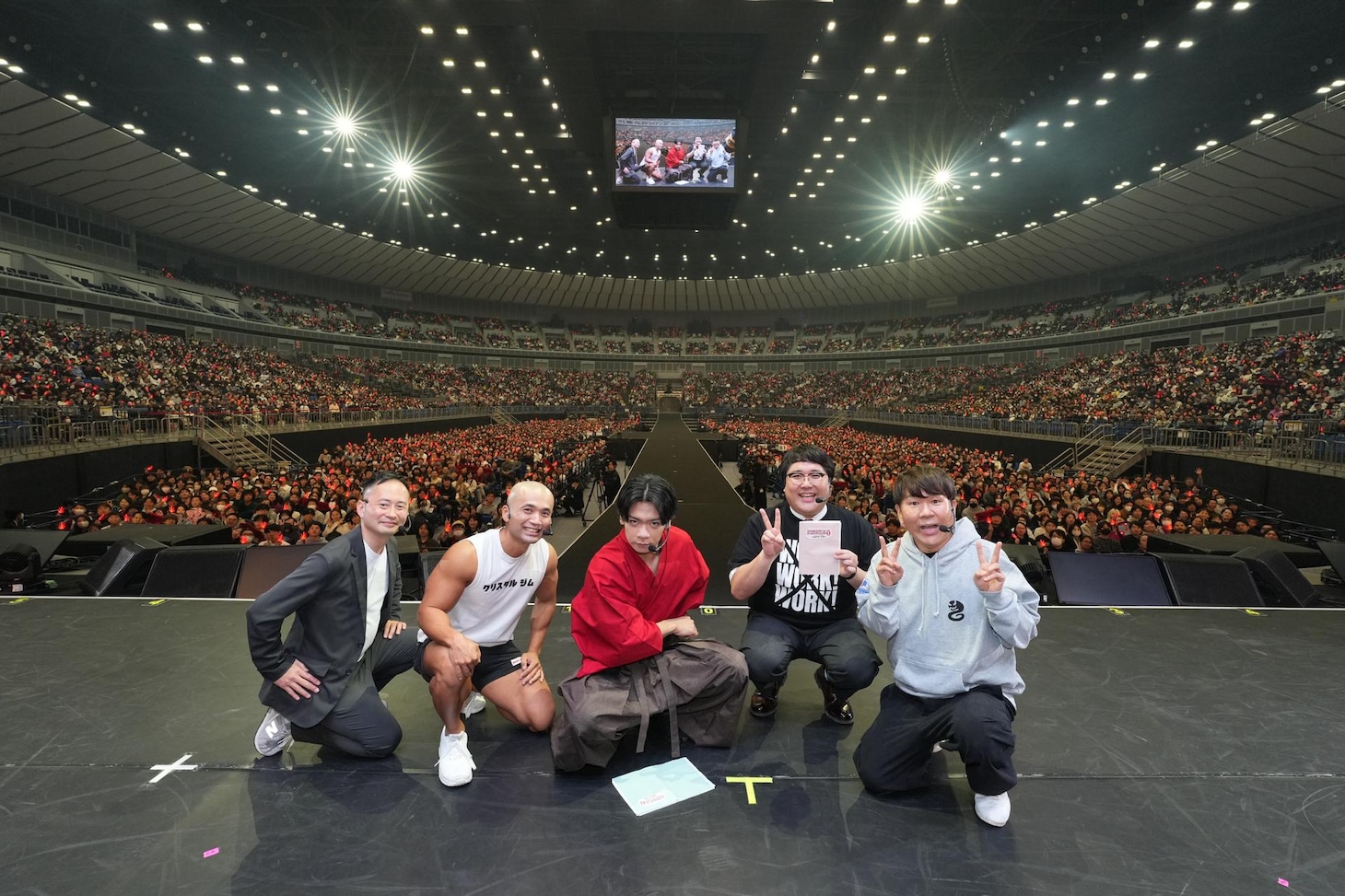 手前左から清水久詞アナ、リボルバー・ヘッド、マヂカルラブリー、FUJIWARA藤本と、1万人を動員した横浜アリーナの客席