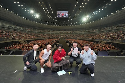 手前左から清水久詞アナ、リボルバー・ヘッド、マヂカルラブリー、FUJIWARA藤本と、1万人を動員した横浜アリーナの客席