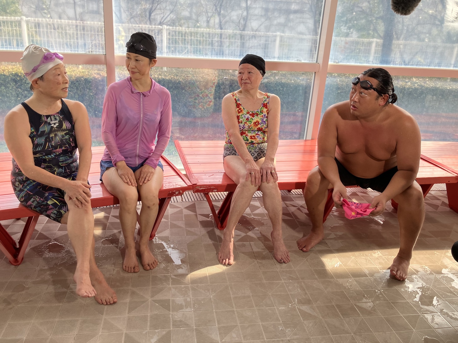 マダムたちと談笑するロバート秋山（右）