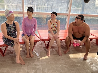 マダムたちと談笑するロバート秋山（右）