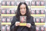 新刊「生きとるわ」を出版するピース又吉。写真撮影は三省堂書店有楽町店で行われたもの