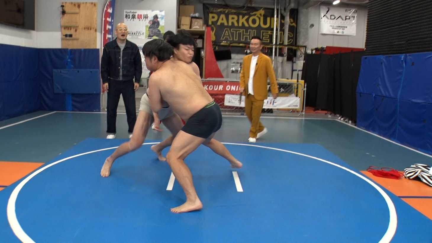 相撲対決の様子