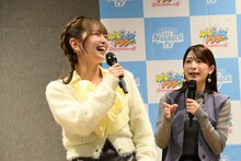 二瓶有加（右）をいつものようにイジってじゃれあう福留光帆（左）