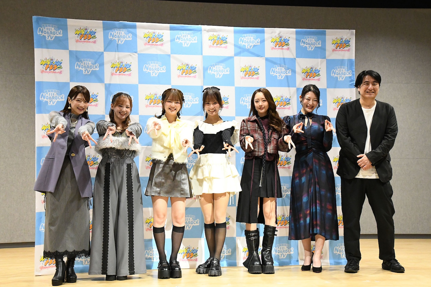 左から二瓶有加、立野沙紀、福留光帆、森脇梨々夏、みりちゃむ、風吹ケイ、佐久間宣行