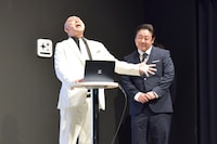 Gensparkのデモンストレーションに臨む錦鯉