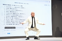 Gensparkで生成したギャグ「テンション上げてこ！ 血圧下げてこ！」を即興で披露する錦鯉・長谷川。ポーズは「血圧下げてこ！」