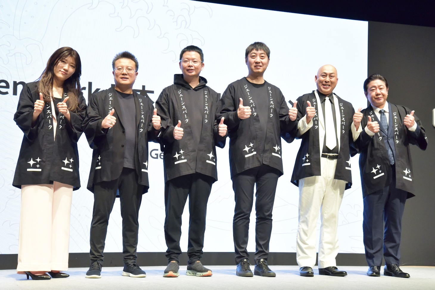 「Genspark 日本市場本格上陸・メディア発表会」に登壇した、左から、ヒコロヒー、Gensparkのウェン・サン、カイ・ジュー、エリック・ジン各氏、錦鯉