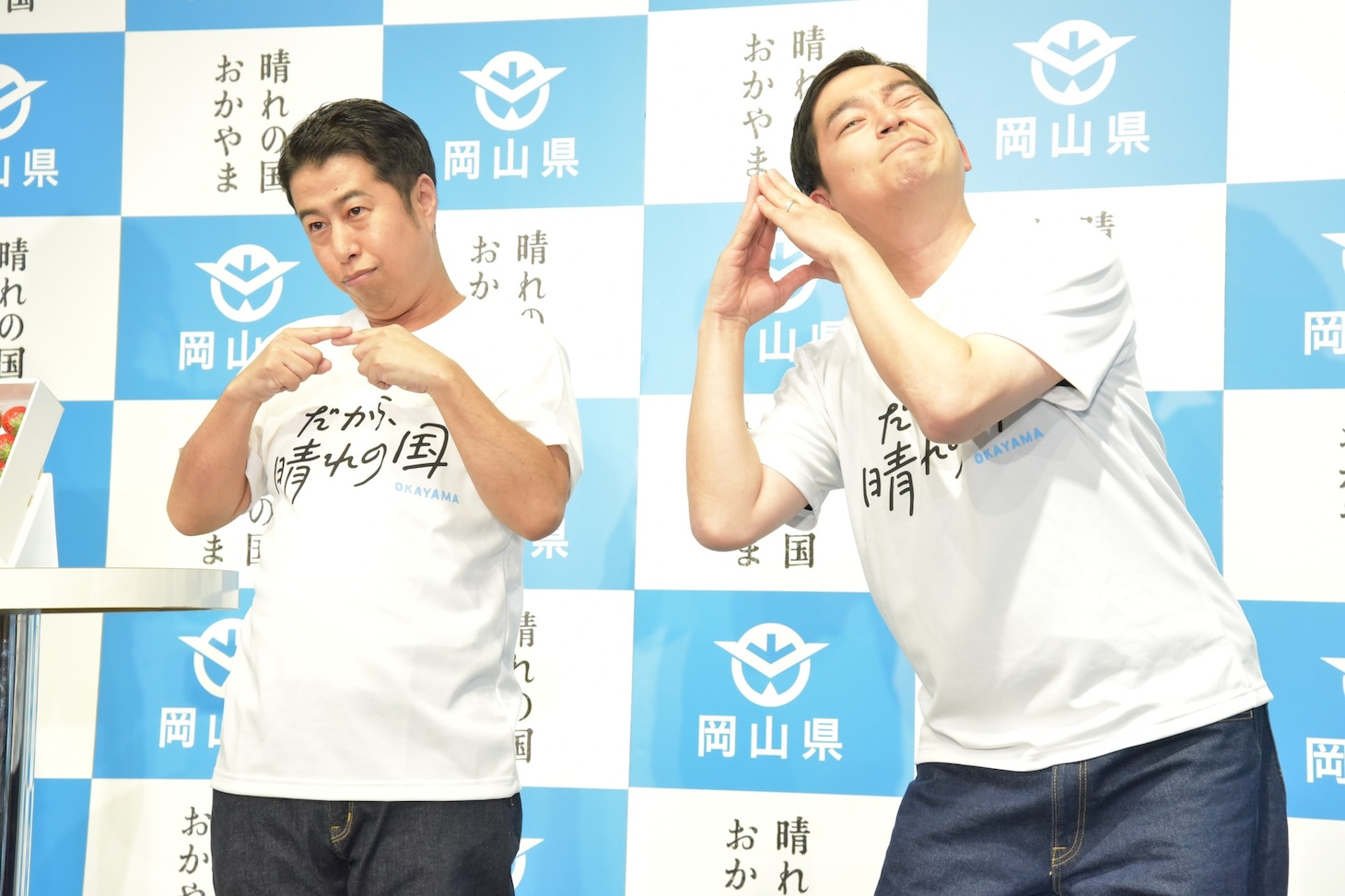 岡山県のPRイベントで「おかやま晴れの国大使」の座をかけてダンスを披露するウエストランド