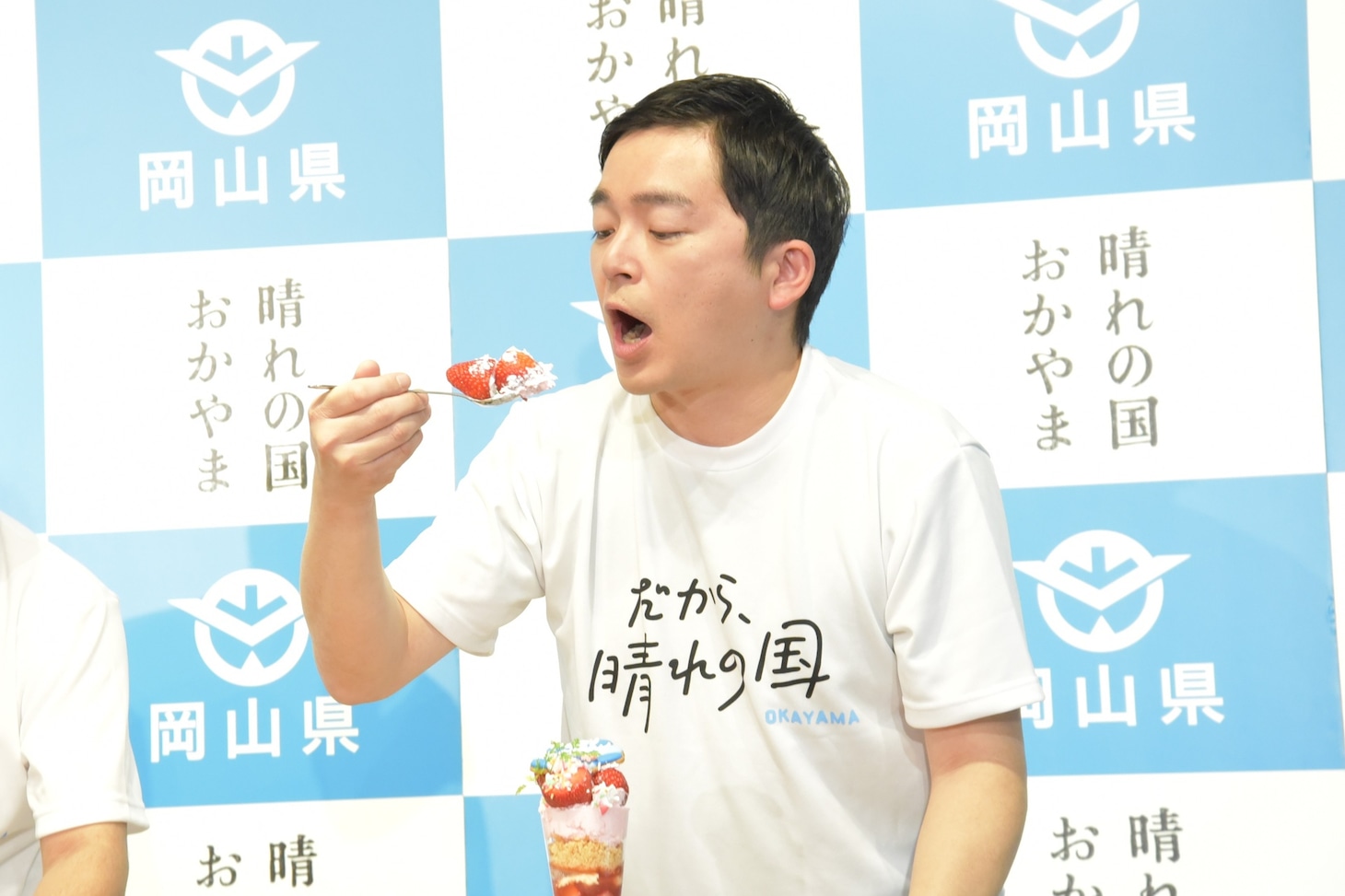 パフェを試食するウエストランド河本