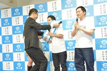 りーちむとのダンス対決の結果、「おかやま晴れの国大使」の座を守ったウエストランド井口