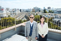 左からタモリ、佐藤茉那アナウンサー