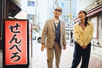 左からタモリ、佐藤茉那アナウンサー