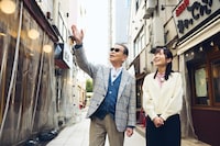 左からタモリ、佐藤茉那アナウンサー