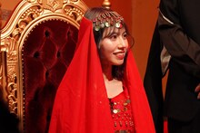 「バシッと言っちゃうかもよ りなぴっぴの館」でタロット占いをするリンダカラー∞・りなぴっぴ