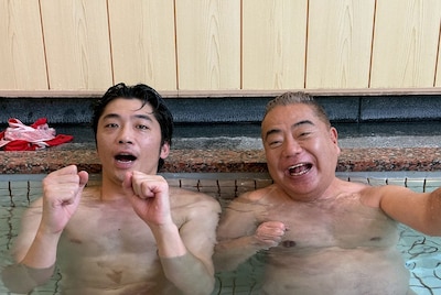 入浴するさや香・新山と出川哲朗