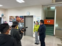 左から浜川結琳、大自然ロジャー